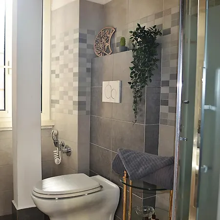 Annmarie House, Vaticano - Cipro *