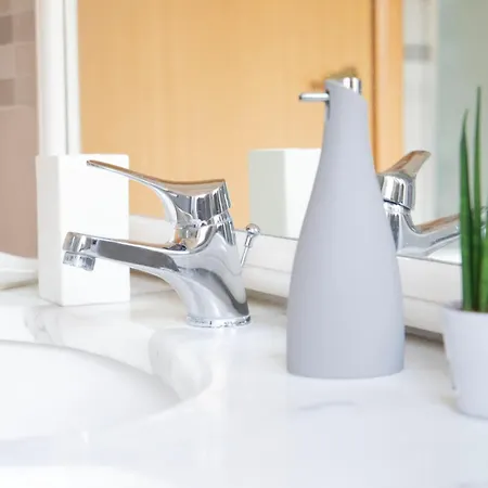 Annmarie House, Vaticano - Cipro